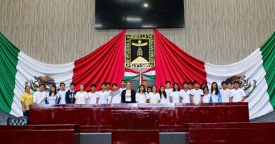 La presidenta del Congreso de Morelos promueve la educación cívica entre jóvenes durante visita guiada, destacando la importancia de su participación en la democracia.