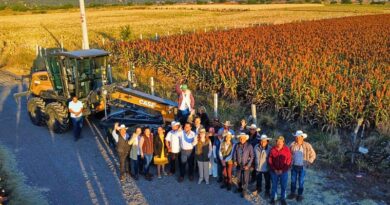 Morelos impulsa el desarrollo rural con la entrega de maquinaria y el inicio de obras estratégicas como el camino de saca en Jantetelco para apoyar al sector agrícola.
