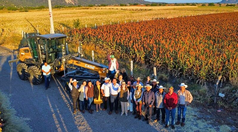 Morelos impulsa el desarrollo rural con la entrega de maquinaria y el inicio de obras estratégicas como el camino de saca en Jantetelco para apoyar al sector agrícola.